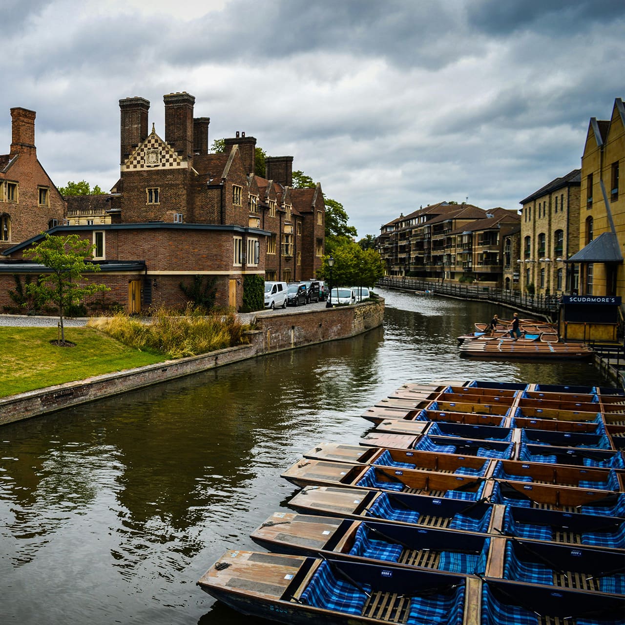 Cambridge River Cam, through central cambridge with punting boats parked up.